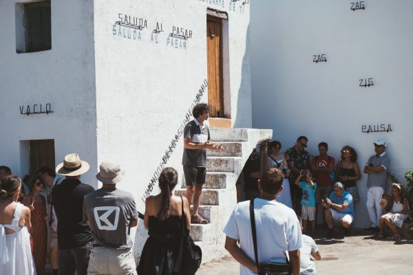 El artista LUCE muestra a vecinos y visitantes el resultado final de la obra realizada durante los Encuentros de Arte de Genalguacil